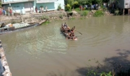 Lao xe mô tô xuống sông, người đàn ông tử vong